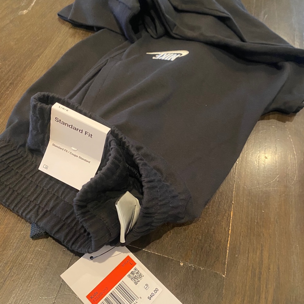 NIKE a sweat pants. Size  youth/ kids L   New with tags on.